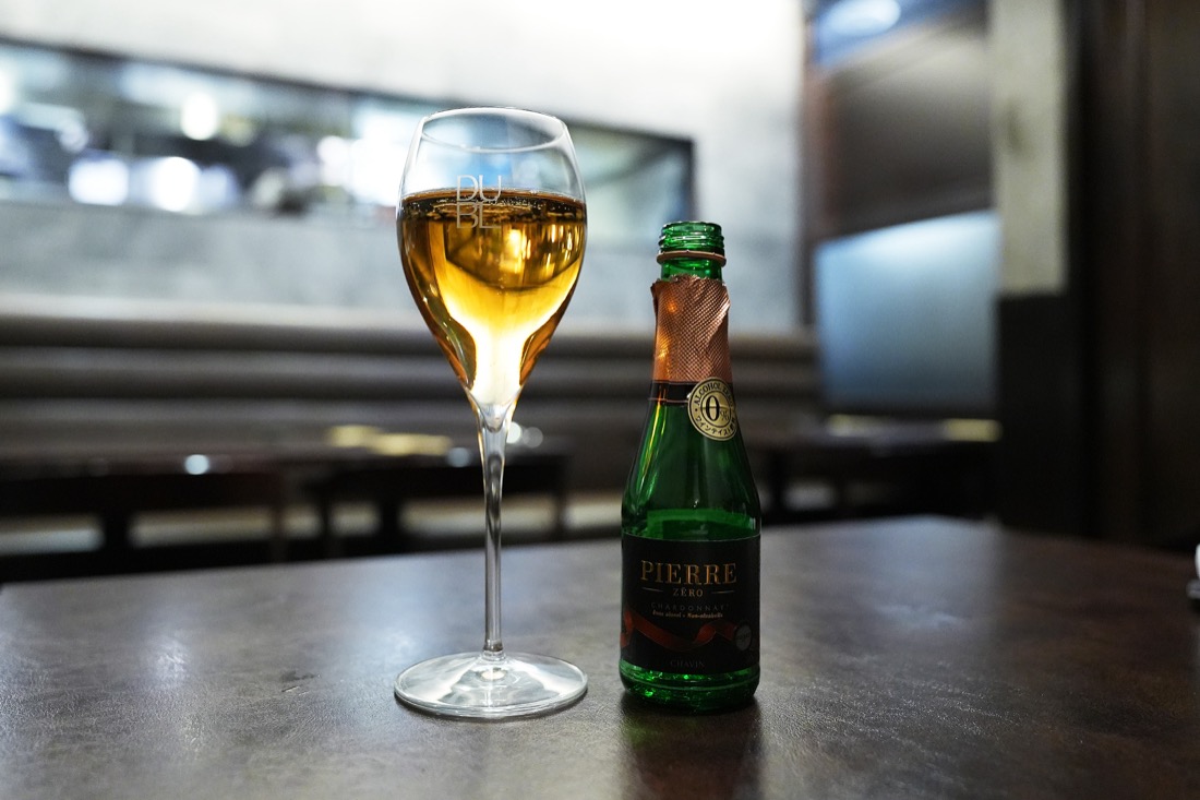 グラスに注がれたノンアルコールスパークリングと、ピエール・ゼロのボトル