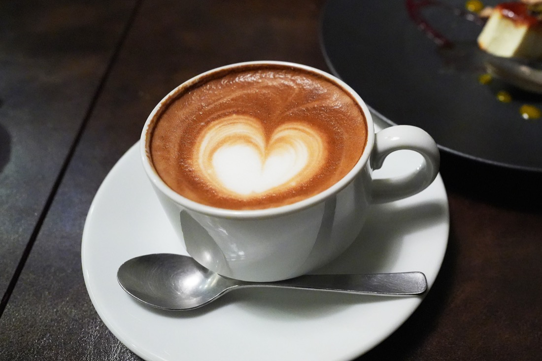 ハートのラテアートが描かれたカフェラテ