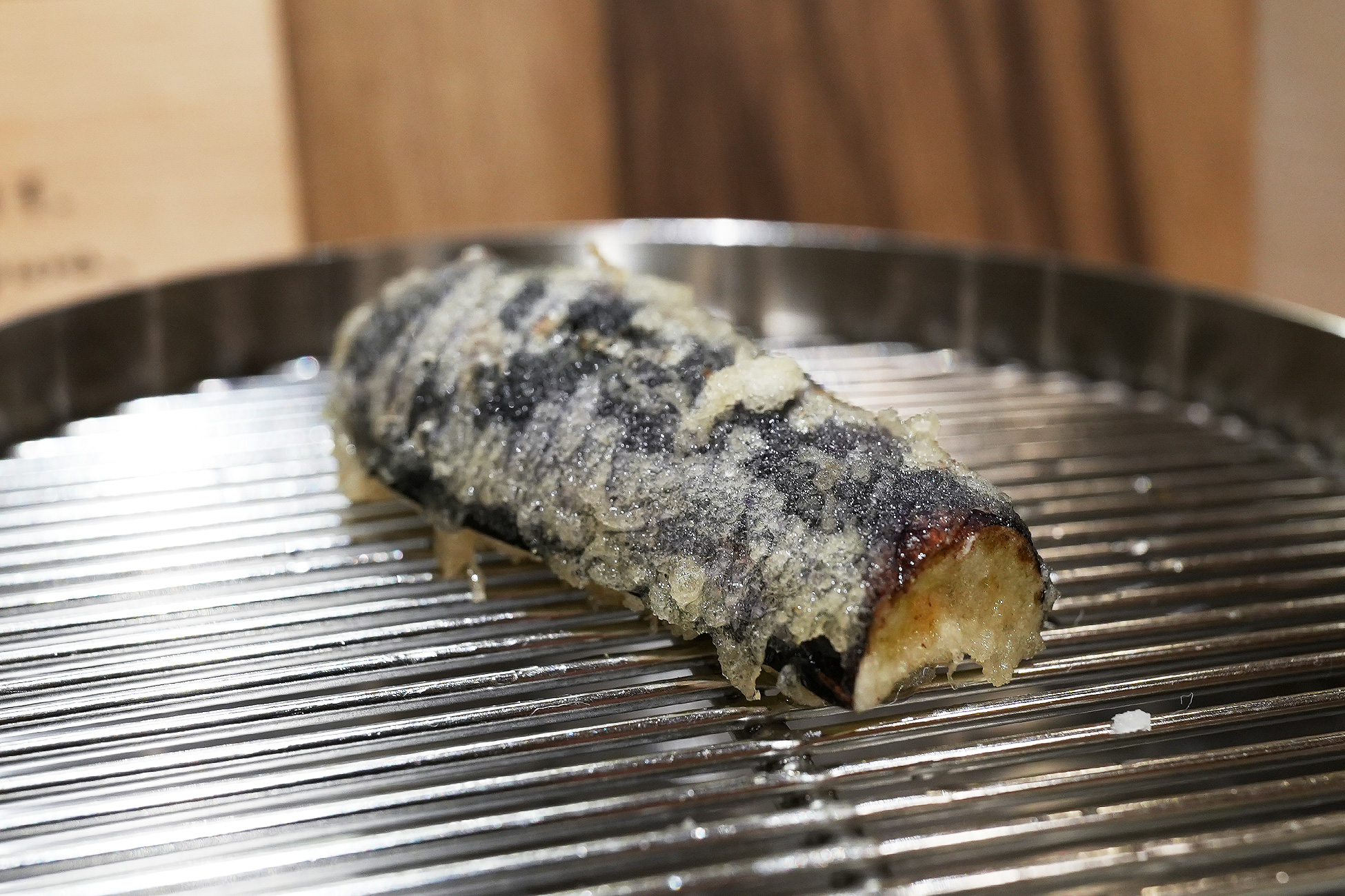 大ぶりに切られ、濃い紫色の皮ごと揚げられた水茄子の天ぷら