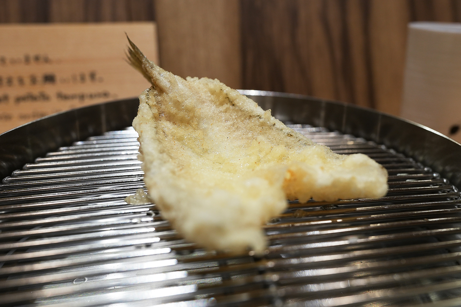 尾を付けたまま大きく開いて揚げられた鱚の天ぷら