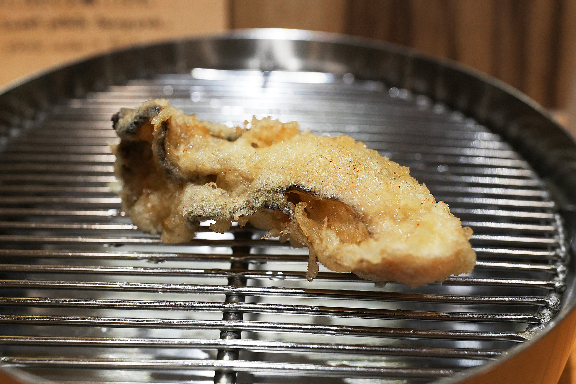 ふっくらとした身をごく薄い衣で包んで揚げた牡蠣の天ぷら