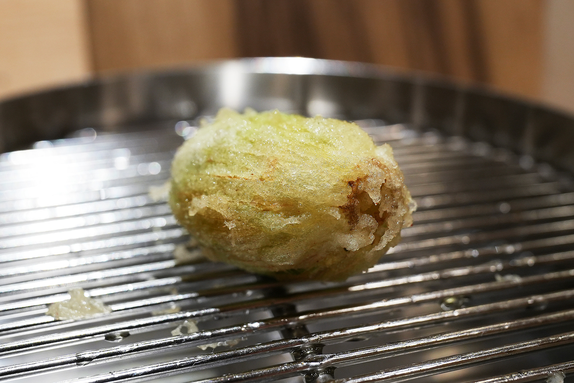丸みのある形のまま、うっすら緑が透ける衣で揚げられた蕗の薹