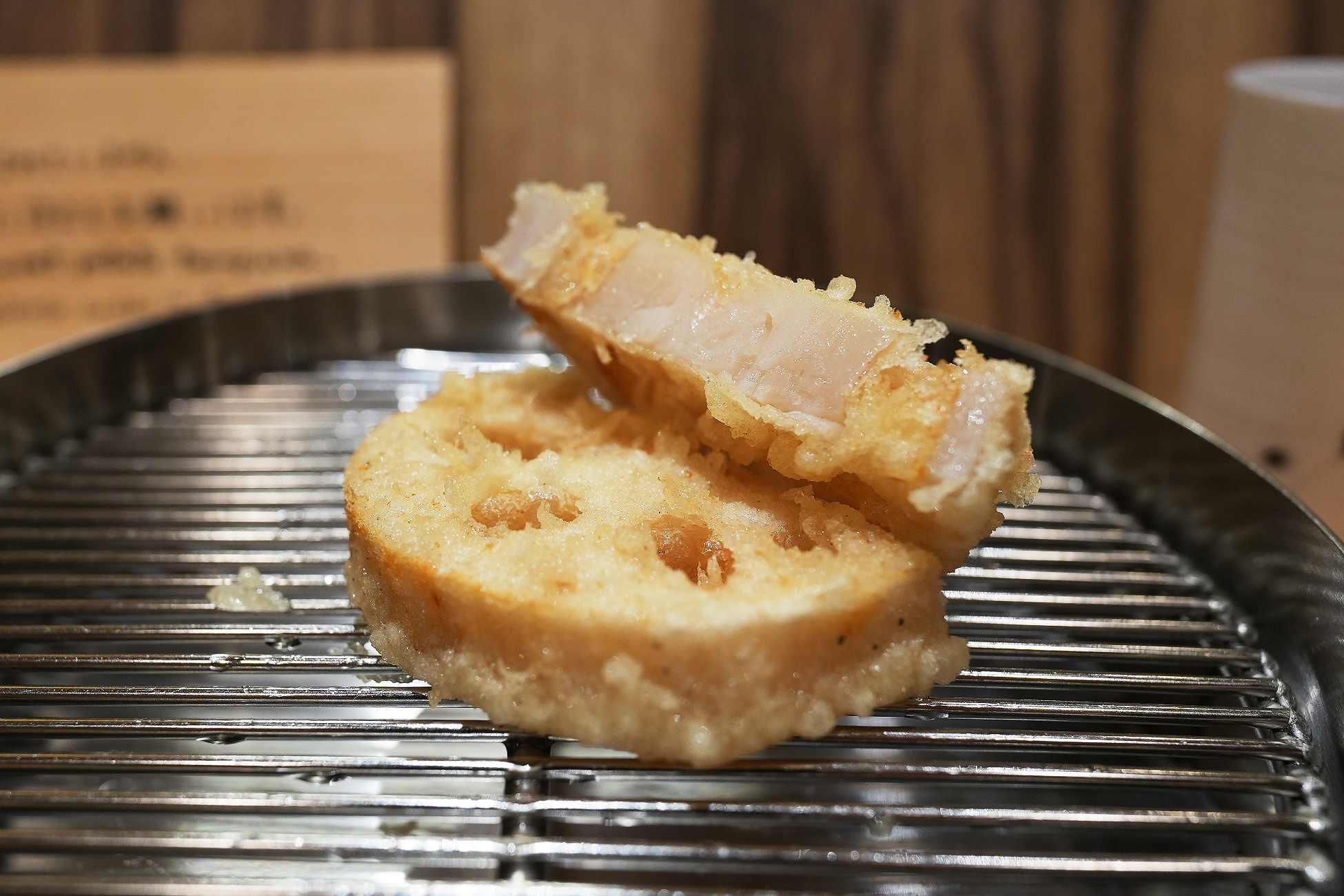 厚く輪切りにした蓮根の天ぷらと、切り分けられたひと切れ