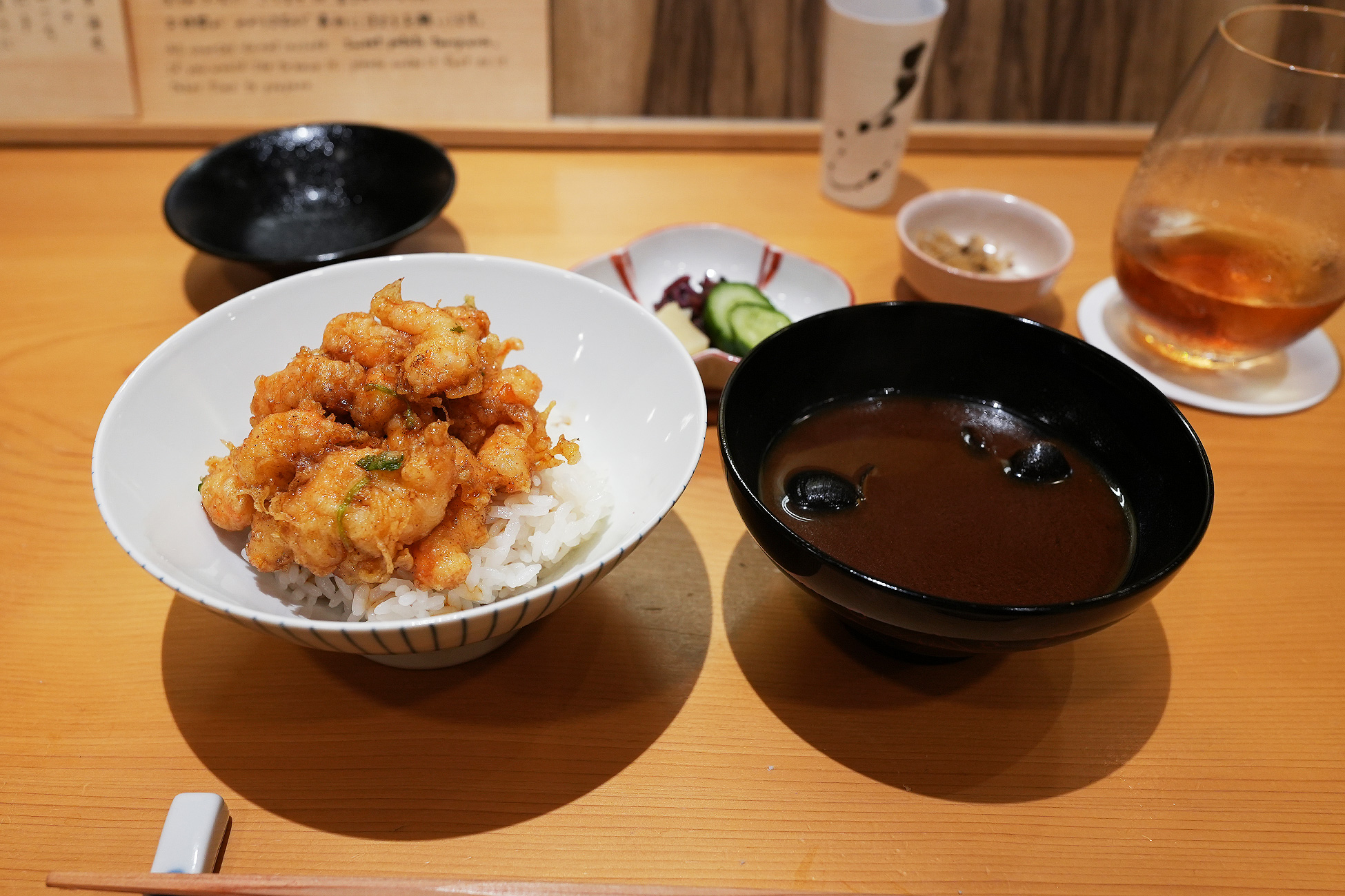 天丼、しじみの赤出汁、香の物が並んだ食事のセット