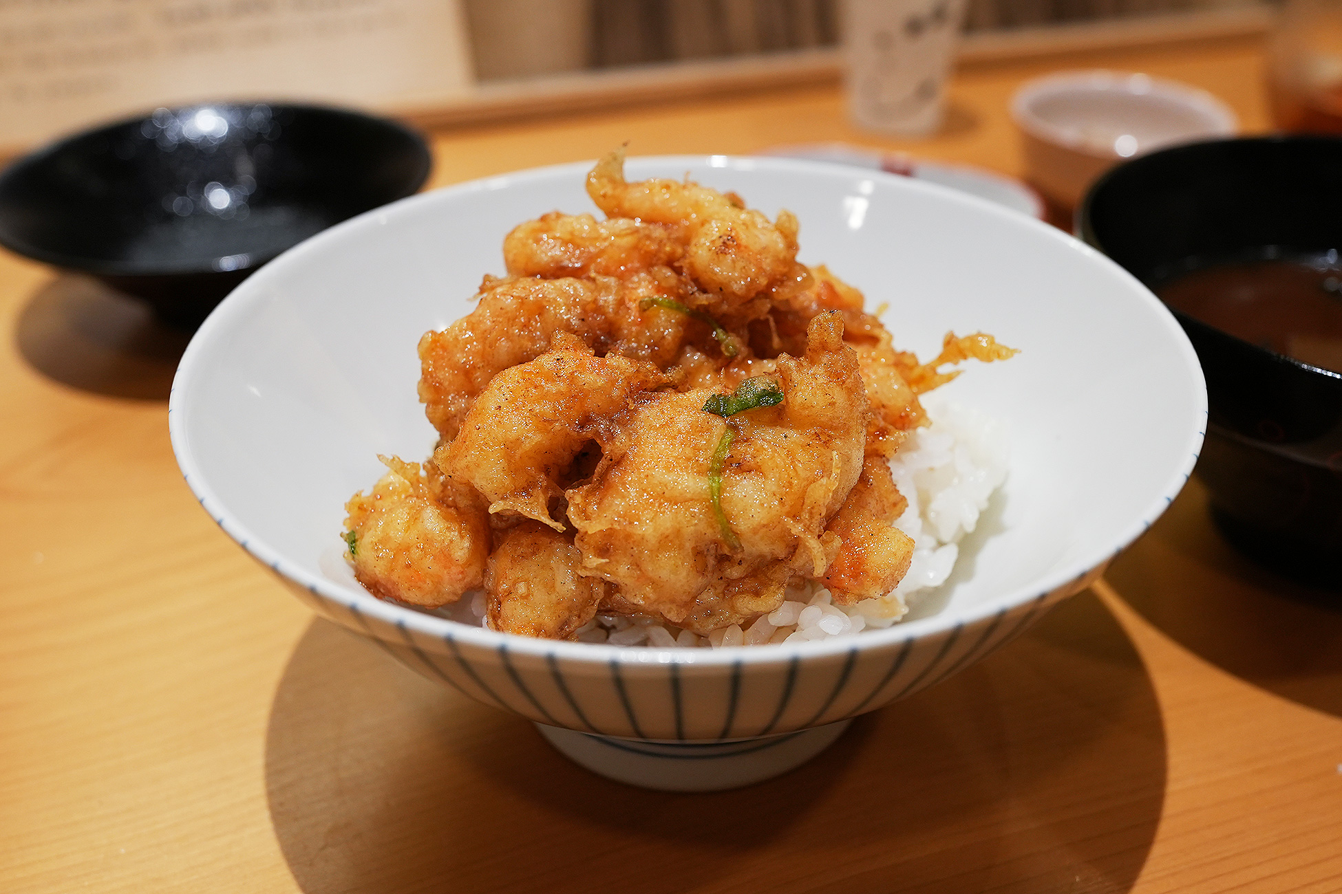 白いご飯の上に海老のかき揚げをのせ、甘辛い丼つゆをまとわせた天丼