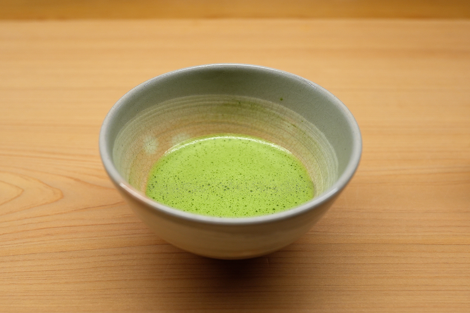 ぽってりとした器に点てられたお抹茶。鮮やかな緑色をしている