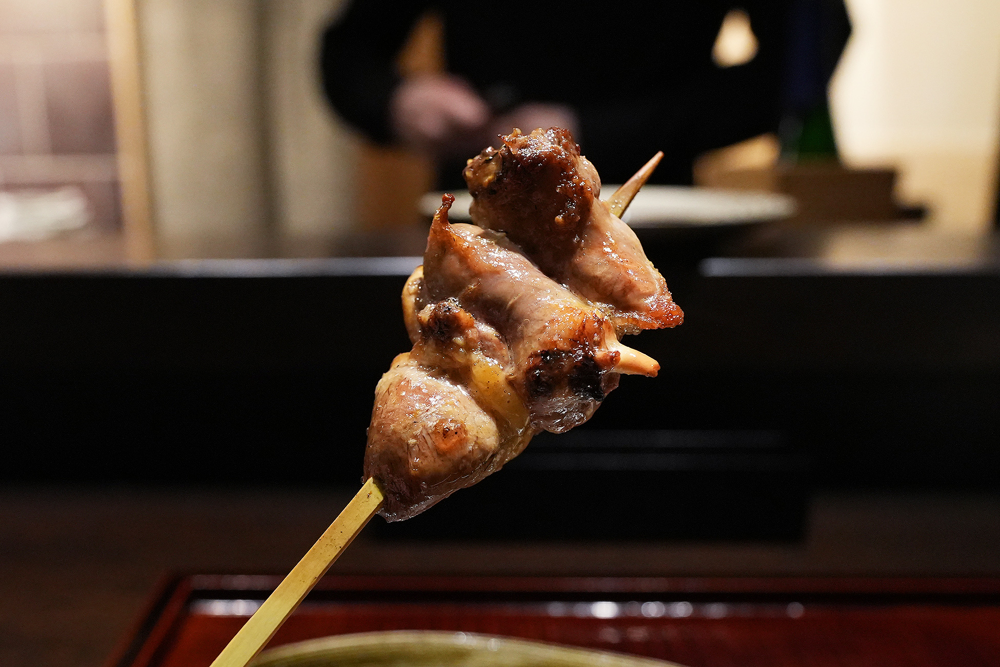 串に刺さった比内地鶏のハツ。小ぶりな塊が4つ並び、しっかり焼き目がついている