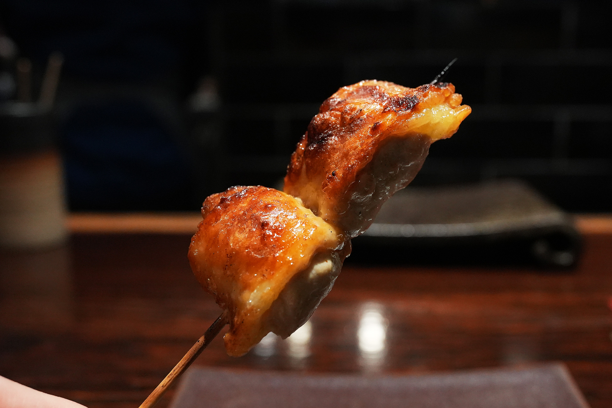 同じ串を横から見たところ。皮目に濃い焼き色がつき、身の断面が見えている