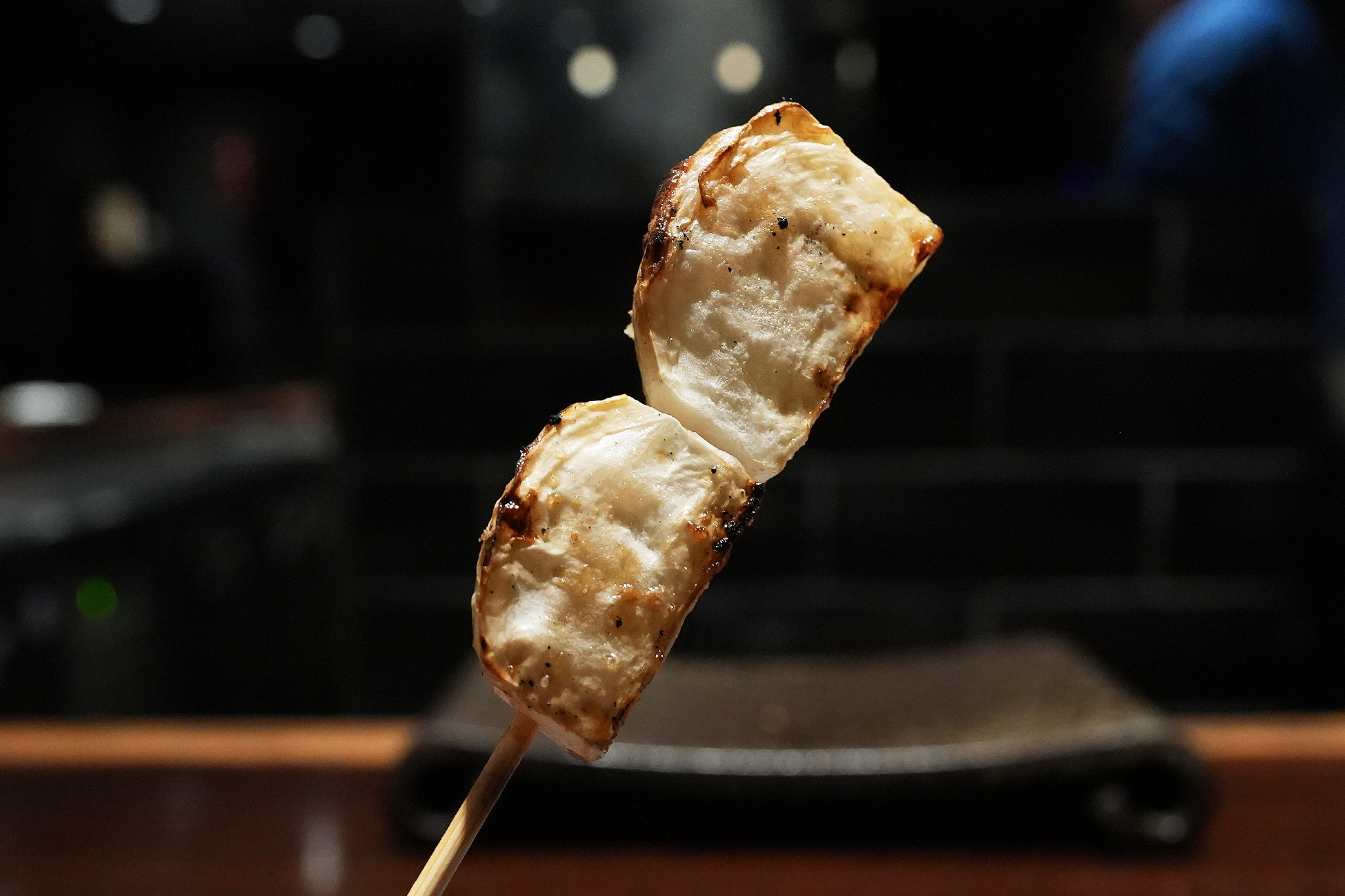 串に刺さった蕪が2切れ。白い断面に焼き目がつき、つやが出ている