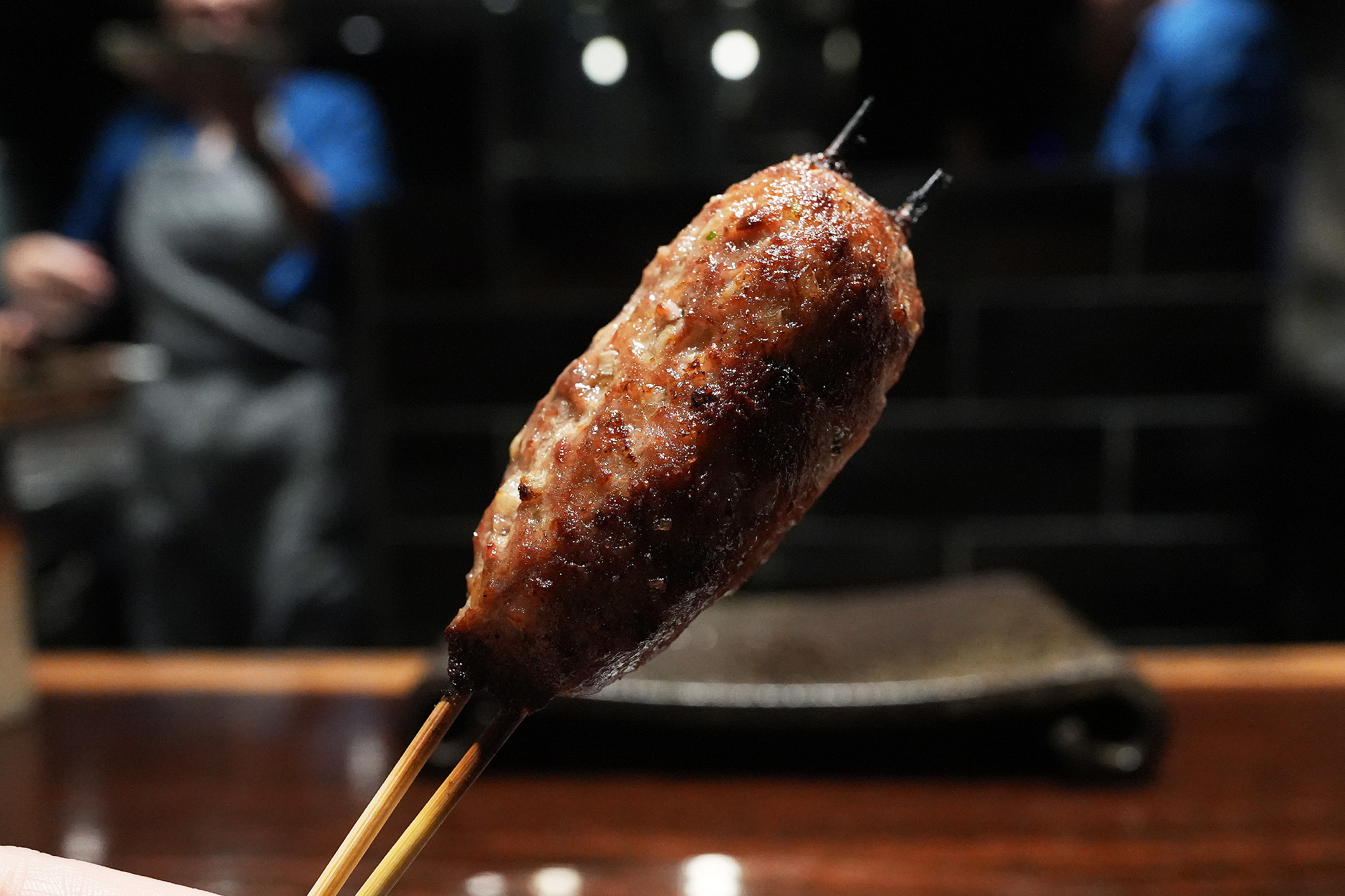 串に刺さった細長いつくね。表面にこんがりと焼き目がついている