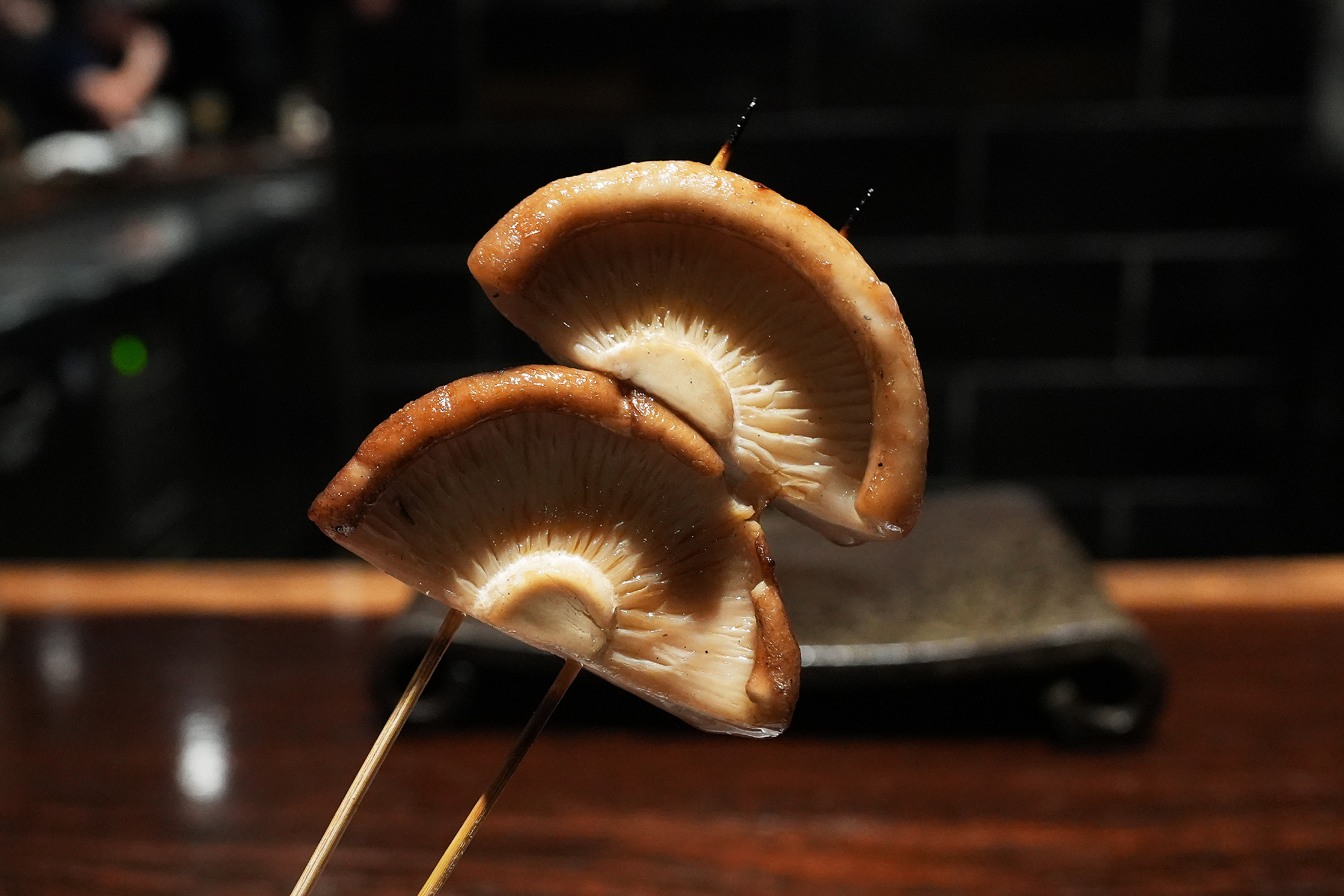 串に刺さった肉厚の椎茸が2つ。傘の裏のひだがはっきり見え、つやが出ている