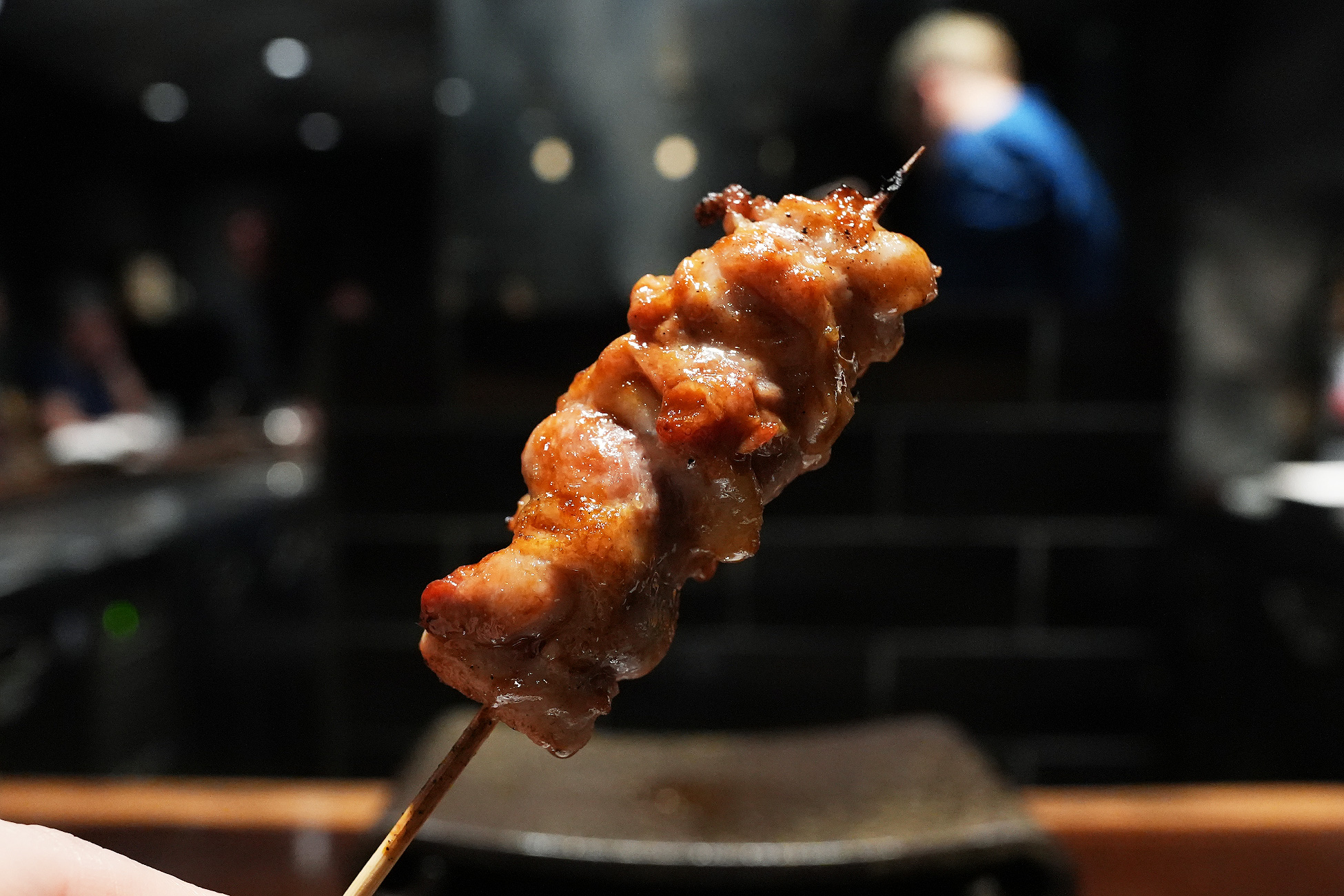 串に刺さった膝まわりの肉。ごろっとした身に脂の筋が入り、こんがり焼けている
