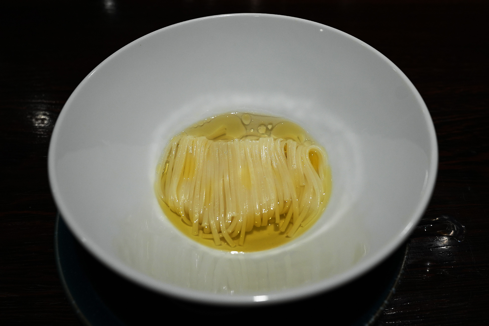 白い鉢に澄んだ鶏出汁を張り、細いそうめんをまとめて盛った鶏出汁にゅうめん